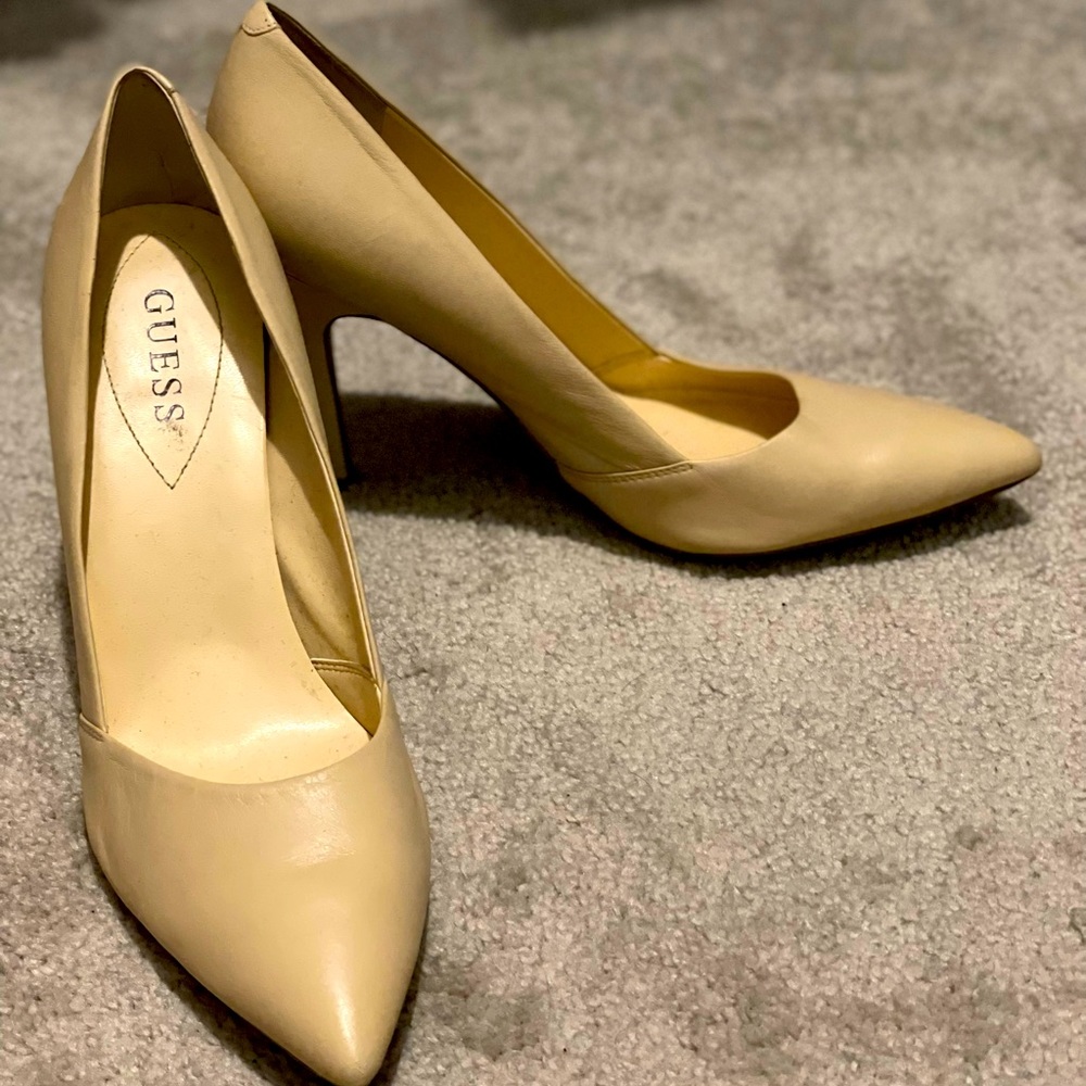 Nude like new Guess pumps